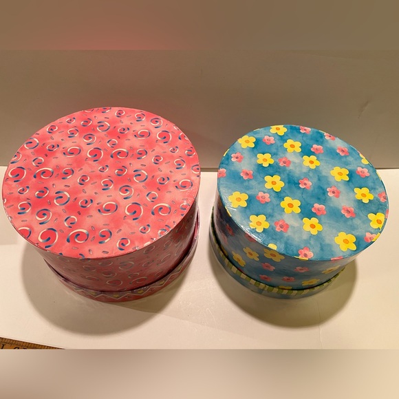 LOT OF 2 STORAGE BOXES. - Picture 2 of 11